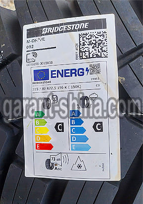 Bridgestone M-Drive 002 (привод-карьер) 315/80 R22.5 156/150K 20PR - Фото реального протектора с этикеткой детально